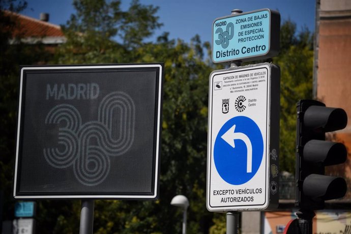 Un cartel indica la zona de bajas emisiones 360 del Distrito Centro, a 17 de septiembre de 2024, en Madrid (España).