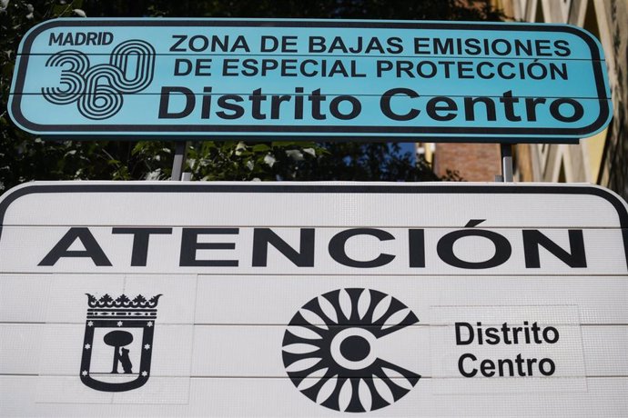 Un cartel indica la zona de bajas emisiones 360 del Distrito Centro