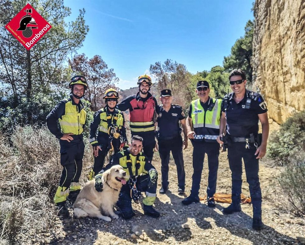 Bomberos de Alicante rescatan a un perro en un acantilado y tres senderistas en el Puig Campana y Xbia