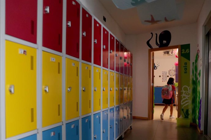 Archivo - September 14, 2021, Lisbon, Portugal: A student enter a classroom on the first day of a new school year at an elementary school in Paco de Arcos, near Lisbon, Portugal on September 14, 2021.