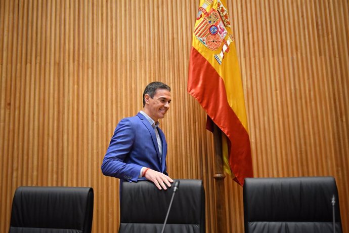 El secretario general del PSOE y presidente del Gobierno, Pedro Sánchez, llega a  la reunión interparlamentaria socialista de los grupos parlamentarios del Congreso de los Diputados y del Senado y eurodiputados, en el Congreso de los Diputados, a 16 de se