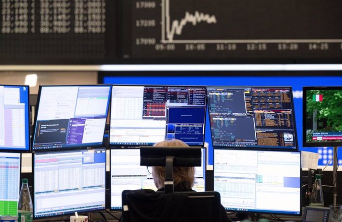 Archivo - 05 August 2024, Hesse, Frankfurt_Main: Traders follow price developments on their monitors at the Frankfurt Stock Exchange. Photo: Boris Roessler/dpa