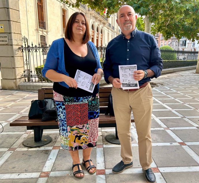 Silvia de la Torre y Manuel Salazar con octavillas sobre la reducción de la jornada laboral.