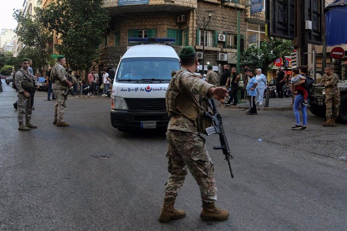 Fuerzas de seguridad libanesas desplegadas en Beirut tras la explosión de cientos de dispositivos buscapersonas