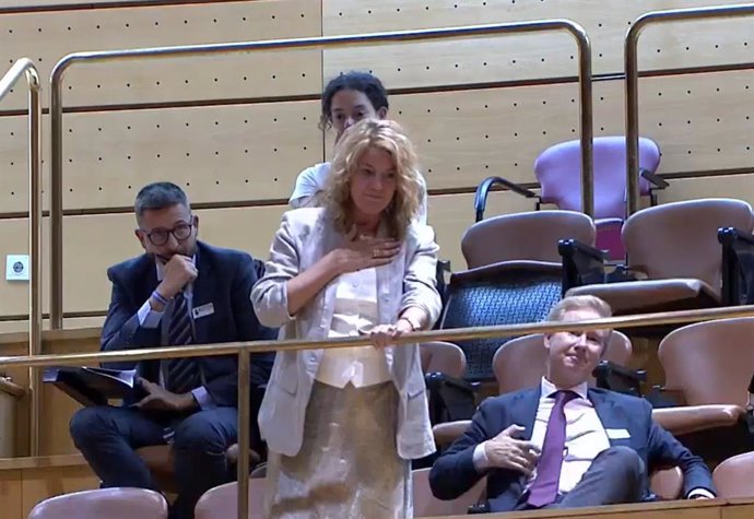 Momento en el Senado cuando la alcaldesa ha recibido un aplauso de senadores presentes en la sesión de control de este martes.