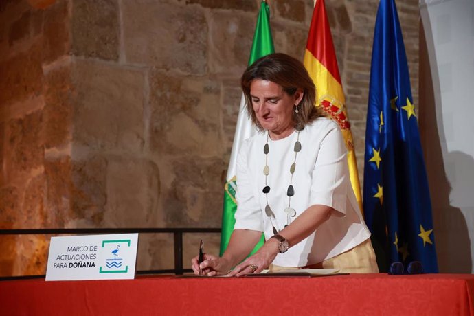 Archivo - La ministra para la Transición Ecológica y el Reto Demográfico, Teresa Ribera, durante el acto de firma del Acuerdo con Doñana. A 13 de mayo de 2024, en Sevilla (Andalucía, España). (Foto de archivo).