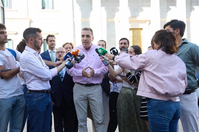 El portavoz nacional de Inmigración, Interior y Seguridad de Vox, Samuel Vázquez, comparece ante los medios de comunicación, frente al Congreso de los Diputados, a 17 de septiembre de 2024, en Madrid (España).