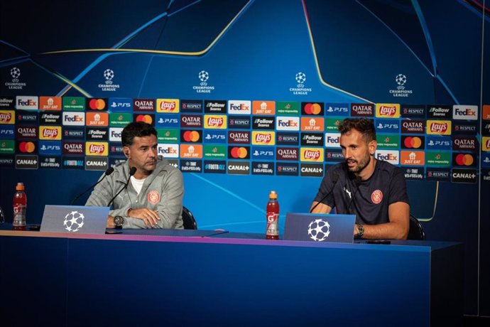 El entrenador del Girona FC, Míchel, y el capitán Cristhian Stuani en la rueda de prensa previa al partido contra el Paris Saint-Germain en el Parc des Princes de París