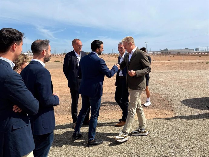 El CEO de Seat, Wayne Griffiths, y el alcalde de Sagunt (Valencia), Darío Moreno, visitan las obras de la gigafactoría de Sagunt