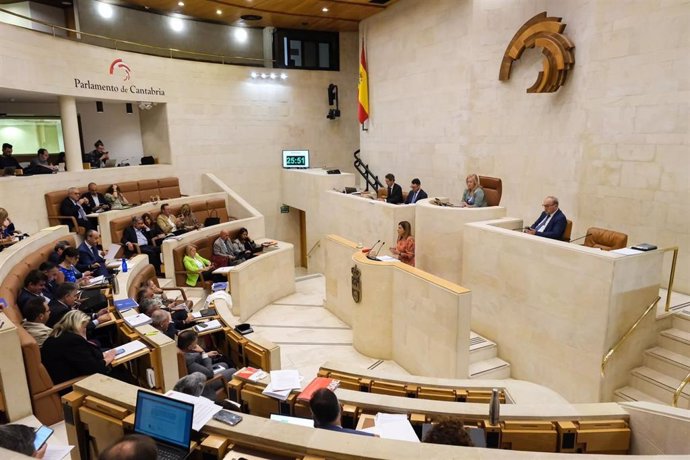 La presidenta de Cantabria, María José Sáenz de Buruaga, en el Pleno del Parlamento