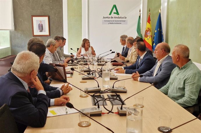 La consejera de Sostenibilidad y Medio Ambiente, Catalina García, ha mantenido este martes una reunión con la nueva junta directiva de la Federación Andaluza de Caza (FAC).