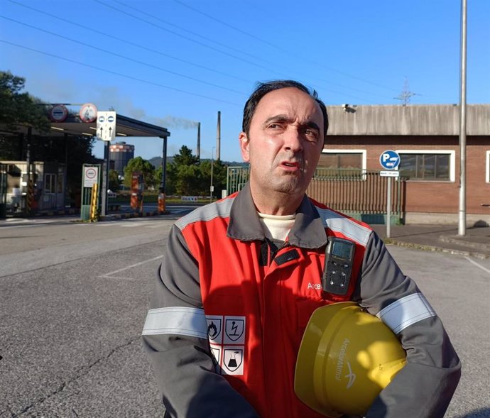 El director de Sostenibilidad y Comunicación de ArcelorMittal en España, Alberto Carrero, a la entrada por Sotiello a la factoría gijonesa de la multinacional siderúrgica.