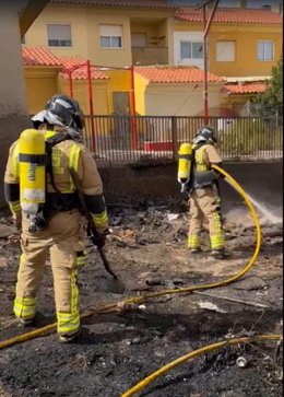 Bomberos sofocan un incendio en una parcela en Yecla (Murcia)