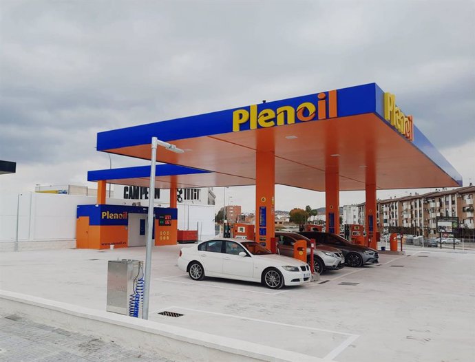 Archivo - Una gasolinera 'low-cost' de Plenoil de Puente Genil.