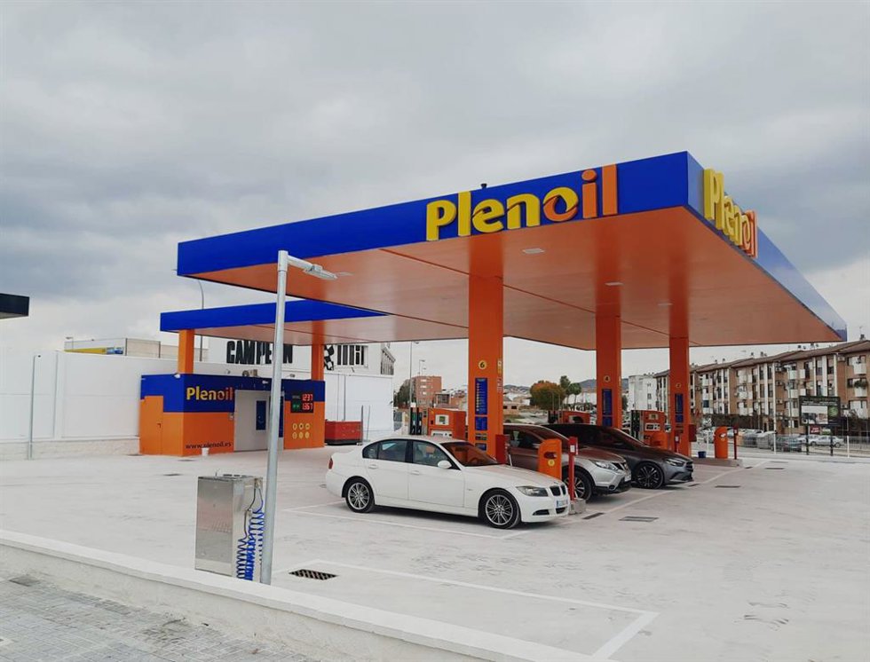 Archivo - Una gasolinera 'low-cost' de Plenoil de Puente Genil.