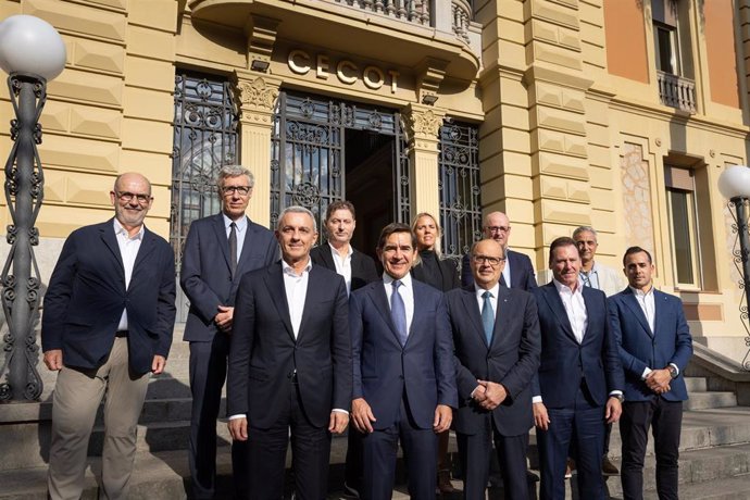 El presidente de BBVA, Carlos Torres; el presidente de Cecot, Xavier Panés; el secretario general, Oriol Alba; el director territorial de BBVA en Catalunya, José Ballester; el director regional, Francisco Pla, y miembros del comité ejecutivo de Cecot.