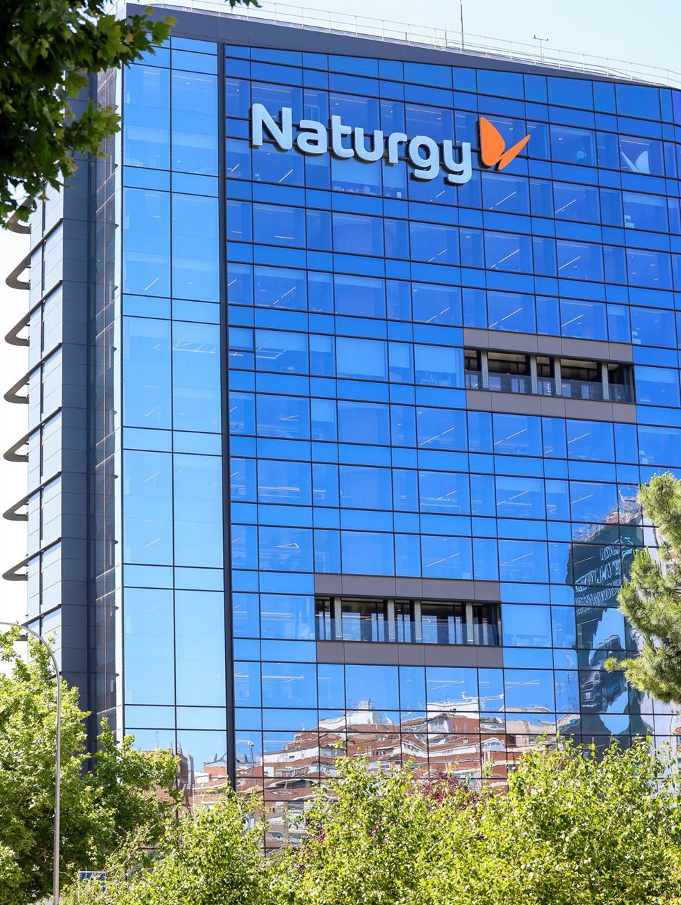 Archivo - Edificio de la sede de Naturgy, a 11 de junio de 2024, en Madrid (España). Las acciones de Naturgy se desplomaban casi un 12% en Bolsa tras dar CriteriaCaixa y la emiratí Taqa por terminadas sus conversaciones para un posible pacto de cooperac