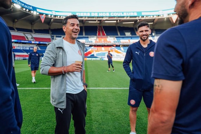 El entrenador del Girona FC, Míchel, con algunos de sus jugadores en el terreno de juego del Parc des Princes de París, sede del primer partido en la historia del club en la Liga de Campeones