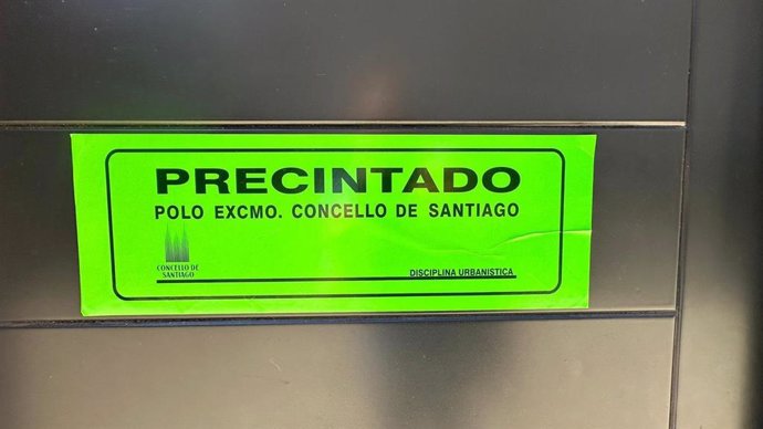 Edificio na rúa do Espírito Santo de Santiago precintado polo Concello por ter tres vivendas turísticas sen licenza municipal.