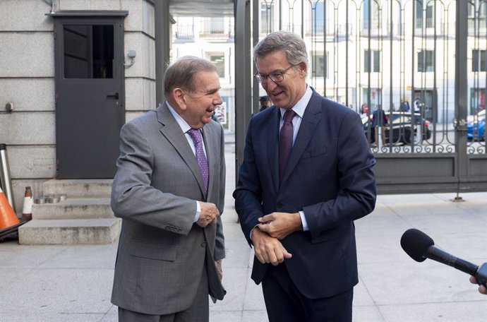 El opositor venezolano Edmundo González (i) y el presidente del PP, Alberto Núñez Feijóo (d), a su llegada a una reunión, en el Congreso de los Diputados, a 17 de septiembre de 2024, en Madrid (España). Durante la reunión, el líder del PP trasladará a Edm