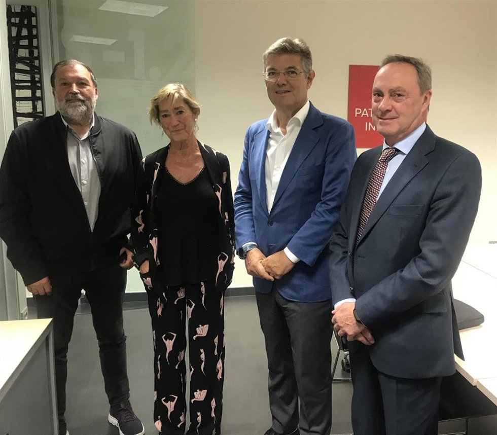 Los exministros de Justicia, Justicia, Francisco Caamaño (PSOE) y Rafael Catalá (PP), junto a la expresidenta del Consejo General de la Abogacía, Victoria Ortega
