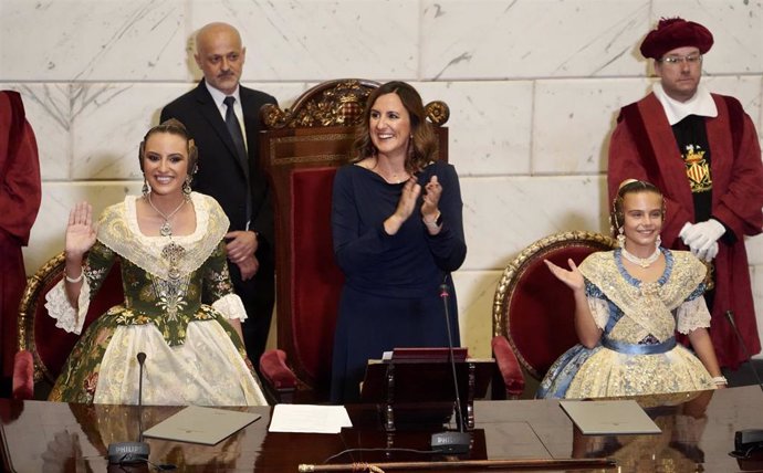 Archivo - La alcaldesa de València, María José Catalá (c), preside el acto de proclamación de las Falleras Mayores de Valencia 2024, en el Ayuntamiento de València en 2023