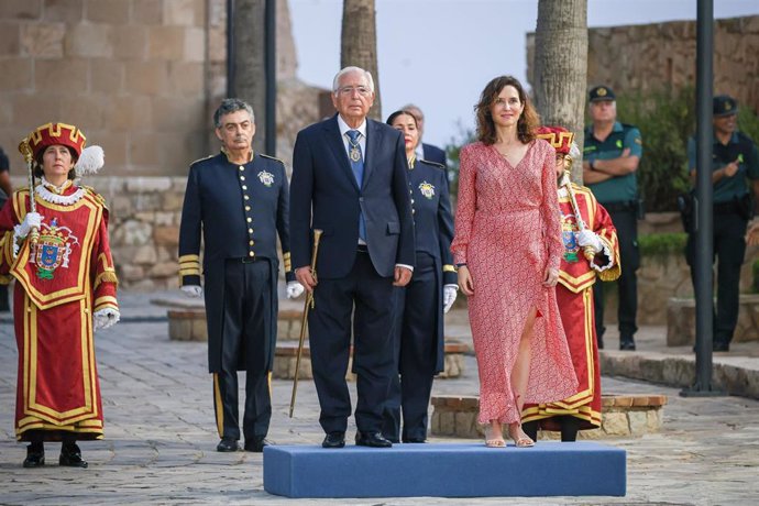 La presidenta de la Comunidad de Madrid, Isabel Díaz Ayuso, y el presidente de Melilla, Juan José Imbroda, durante un acto institucional por el Día de la ciudad autónoma de Melilla, en la Plaza de Armas.