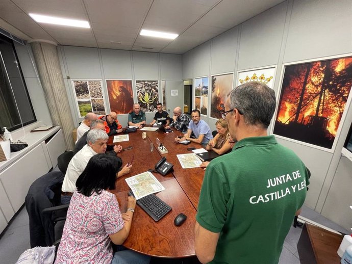 El Centro de Cooperación Operativa Integradada (CECOPI) del incendio forestal de Brañuelas (León) durante la reunión mantenida en la noche de este martes