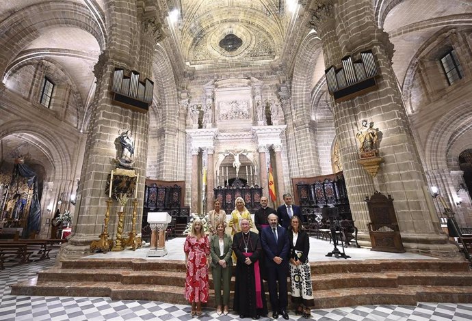 Autoridades presentes en el estreno de la nueva iluminación artística en la Catedral de Jerez.