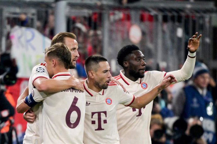 17 September 2024, Bavaria, Munich: Munich's Harry Kane (L) celebrates after his goal with Munich's Joshua Kimmich, Munich's Raphael Guerreiro and Alphonso Davies during during the UEFA Champions League soccer match between FC Bayern Munich and Dinamo Zag