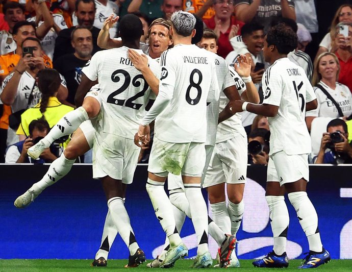 17 September 2024, Spain, Madrid: Madrid's Antonio Ruediger (L) celebrates with team-mate Luka Modric (2-L) celebrates scoring his side's second goal during the UEFA Champions League soccer match between Real Madrid and VfB Stuttgart at the Santiago Berna