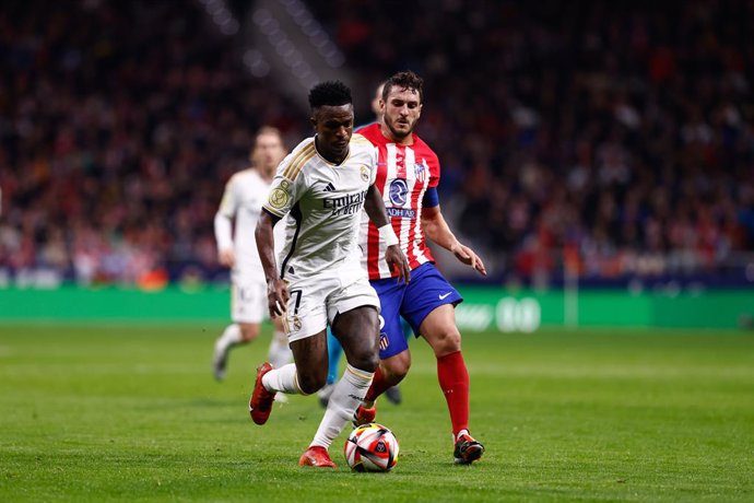 Archivo - Vinicius Junior of Real Madrid and Jorge Resurreccion Koke of Atletico de Madrid in action during the Spanish Cup, Copa del Rey, football match played between Atletico de Madrid and Real Madrid at Civitas Metropolitano stadium on January 18, 202