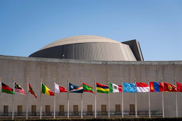 Archivo - Imange de archivo de banderas fuera del edificio de la Asamblea General en Nueva York