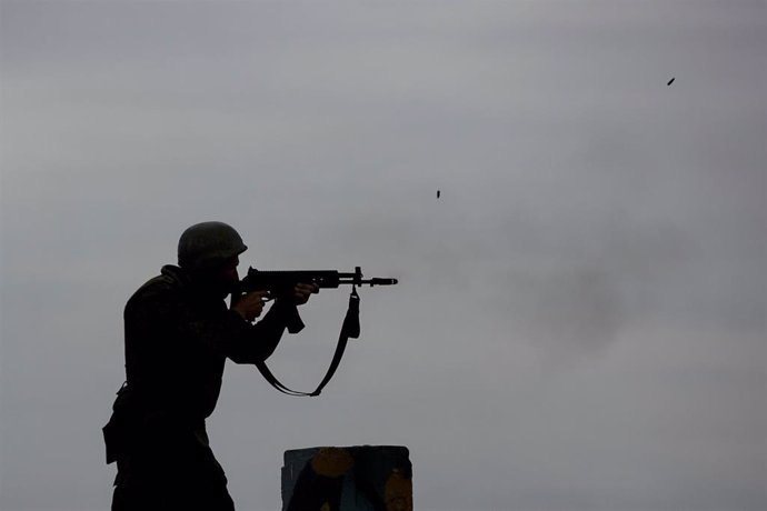 Archivo - Un militar ruso durante un ejercicio.