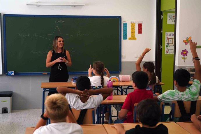 Niños en el aula en su primer día de clase tras la vacaciones de verano