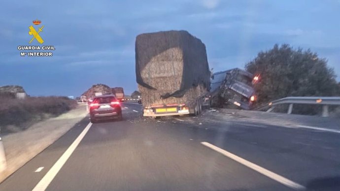 Colisión por alcance entre un camión articulado y un autobús en el punto kilométrico 180 de la A-5