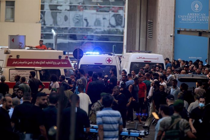 Ambulancias con heridos por la explosión de miles de 'buscas' en Líbano llegan al Hospital de la Universidad Americana en la capital, Beirut 