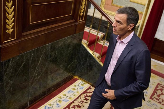 El presidente del Gobierno, Pedro Sánchez, a su salida de una sesión plenaria en la Cámara Baja, a 17 de septiembre de 2024, en Madrid (España). El Pleno del Congreso debate hoy la proposición de ley de Sumar, Podemos, Esquerra Republicana (ERC), EH Bildu