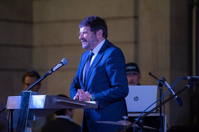 Archivo - El concejal del distrito de Ciutat Vella, Albert Batlle, interviene durante la festividad judía de Hanukkah, en la plaza Sant Jaume, a 12 de diciembre de 2023, en Barcelona, Catalunya (España)