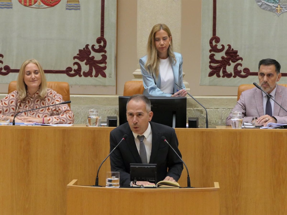 Víctor Rada jura su cargo como diputado en el Parlamento de La Rioja en sustitución de David Mena