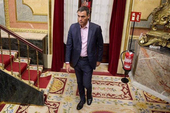 El presidente del Gobierno, Pedro Sánchez, a su salida de una sesión plenaria en la Cámara Baja, a 17 de septiembre de 2024, en Madrid (España). El Pleno del Congreso debate hoy la proposición de ley de Sumar, Podemos, Esquerra Republicana (ERC), EH Bildu