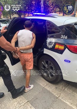 Imagen del detenido, custodiado por la Policía Local de Murcia