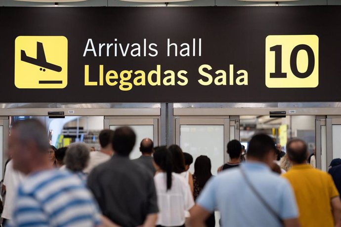 Archivo - Pasajeros llegando al Aeropuerto Adolfo Suárez Madrid-Barajas