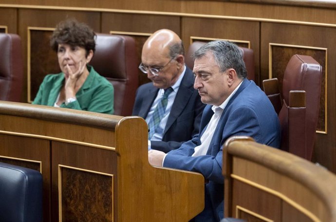 El portavoz del PNV en el Congreso, Aitor Esteban (1d), durante una sesión plenaria en el Congreso de los Diputados.