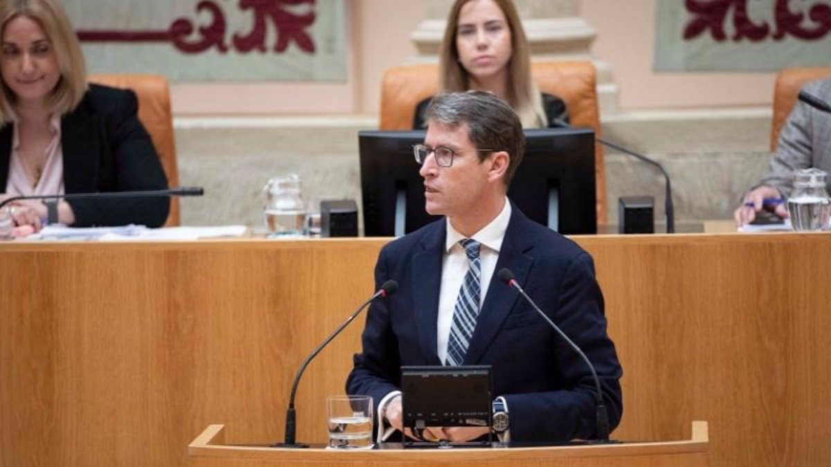 Capellán cuestiona al Parlamento riojano si va a dejar que  intereses políticos  pongan en peligro servicios públicos