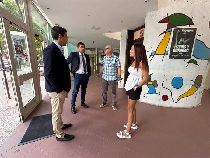 El director general de Formación Profesional, Enseñanzas de Régimen Especial y Educación Permanente, Luis Quiñonero, y el alcalde de Blanca, Pablo Cano, visitan el IES Valle del Segura.