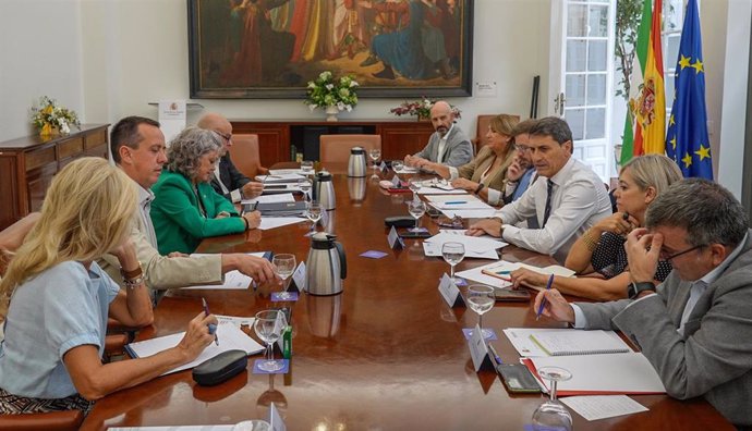 El delegado del Gobierno en Andalucía, Pedro Fernández, ha presidido una reunión de trabajo con los subdelegados de las ocho provincias andaluzas.