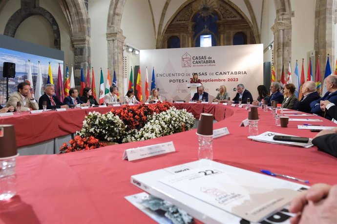 Archivo - Foto de archivo de la presidenta de Cantabria, María José Sáenz de Buruaga, acompañada de otros consejeros, en el IX encuentro de las Casas de Cantabria en 2023