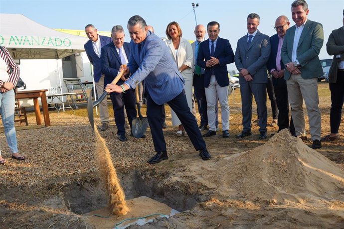 El consejero de la Presidencia, Interior, Diálogo Social y Simplificación Administrativa, Antonio Sanz, y el alcalde de Almonte, Francisco Bella, coloca la primera piedra del futuro Centro de Coordinación Operativa Integrada de El  Rocío.