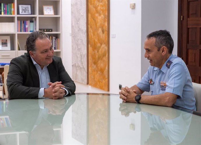 El presidente de la Diputación Provincial de Huelva, David Toscano (izquierda), y el  director del Instituto Nacional de Técnica Aeroespacial (INTA) en Huelva, el teniente coronel José Antonio Quesada Jiménez.